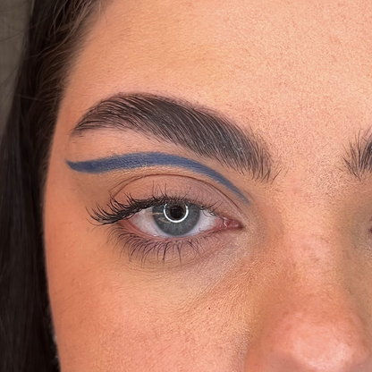 Layla Cosmetics Microeyeliner Intracigliare No 4 - Creion Contur Ochi Ultra Subtire